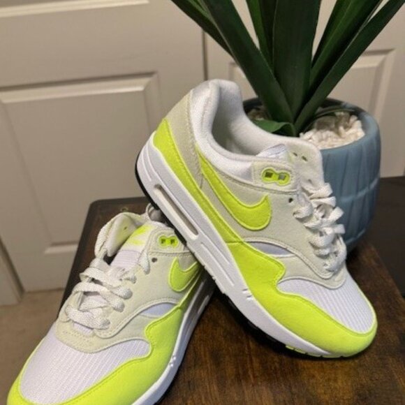 Nike Air Max 1 87 Volt Suede Women Size 7 - Picture 4 of 7
